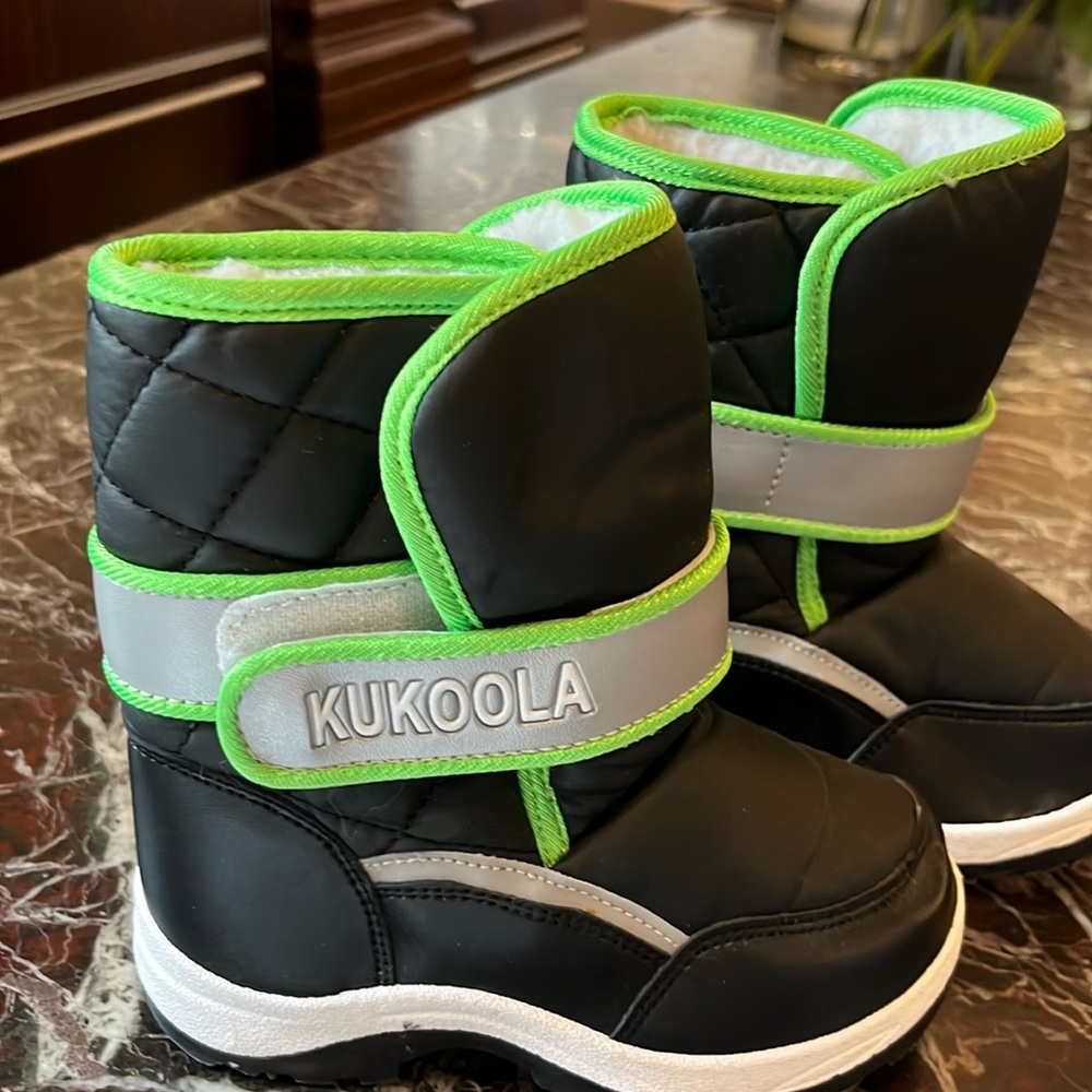 Brand new snow boots  . I don’t think they were used if once. Perfect condition.